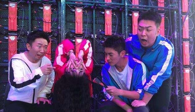 Lisa随身带梳子，程潇倒立不影响刘海，美的人总是相似