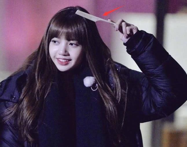 Lisa随身带梳子，程潇倒立不影响刘海，美的人总是相似